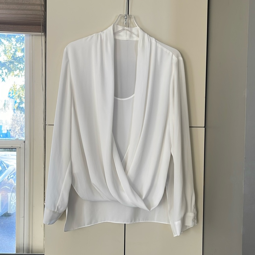 Crossover front, gentle draping,additional layer with a scoop neck,off-white EUC